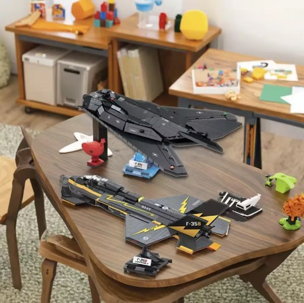 Конструктор блочный JIE STAR Уничтожитель F-35B Lightning II 1268 деталей, боевой самолет на подставке детский набор от 6 лет КО- 30 фото